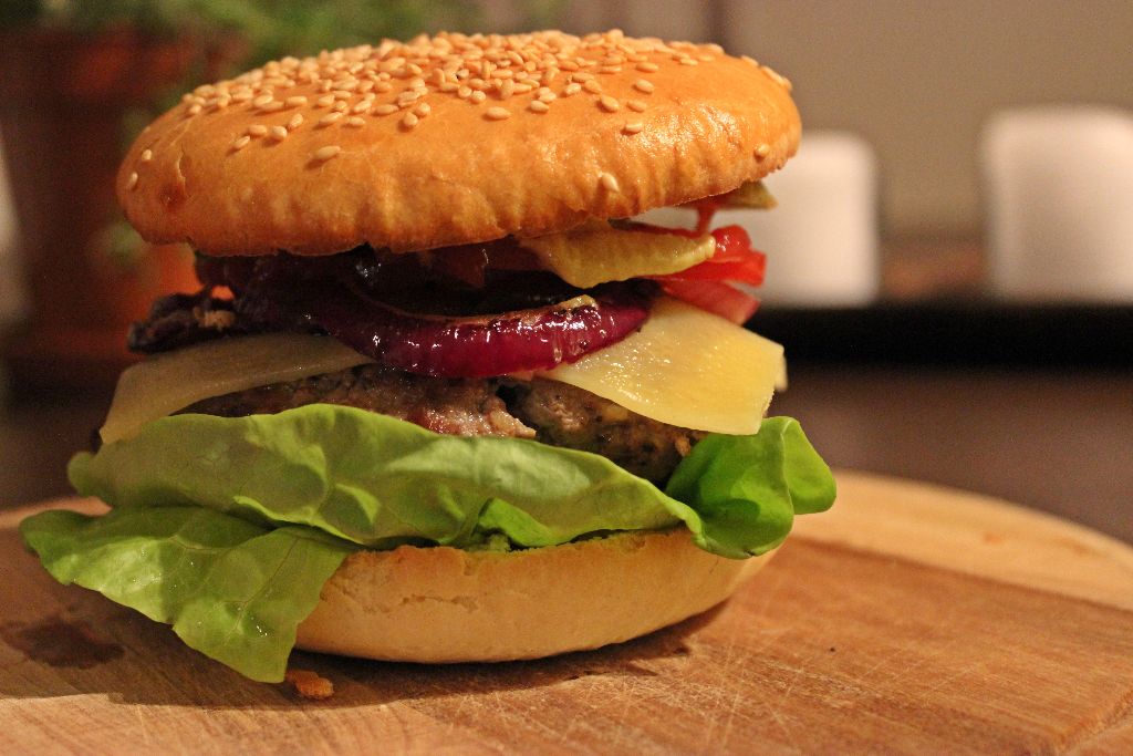 Hochstapeln erwünscht: Cheeseburger mit selbstgemachten Buns!