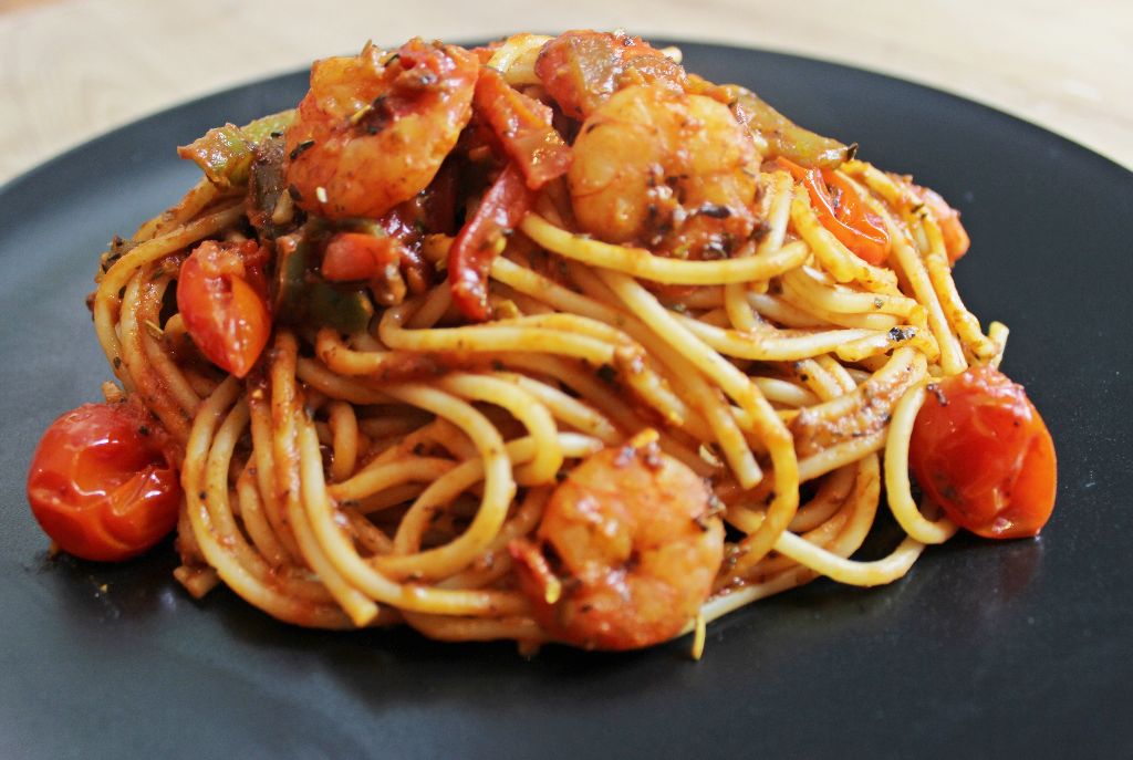 Holt euch den Sommer auf den Teller mit dieser Shrimp-Paprika-Pasta!